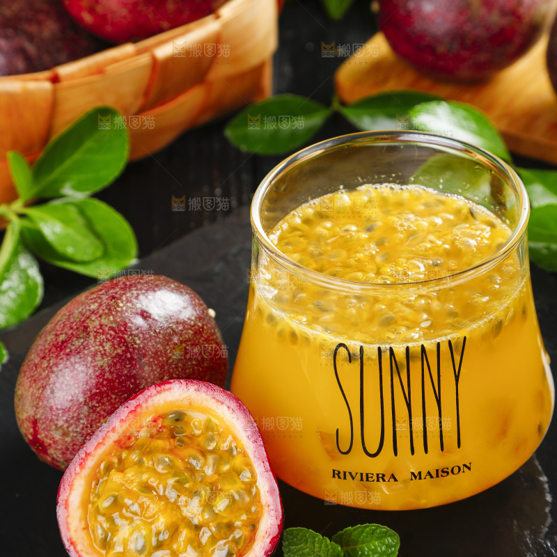 杯子里装着百香果的果汁