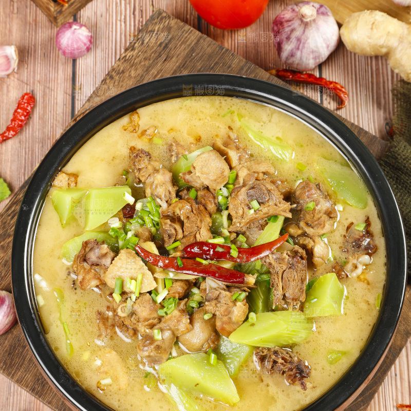 汤碗里装着莴笋炖鸡肉