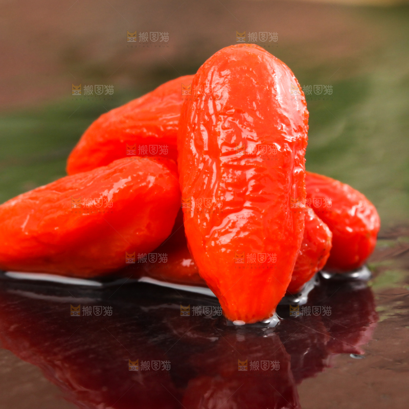 黑底上摆放着红枸杞