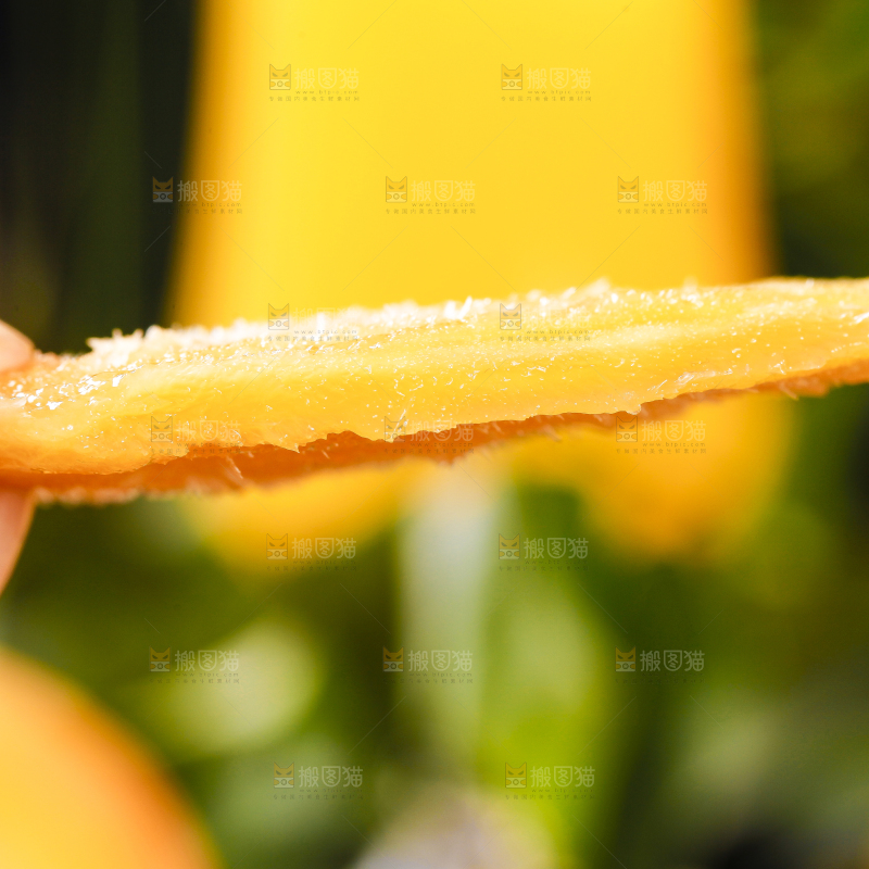 手里拿着芒果的果核