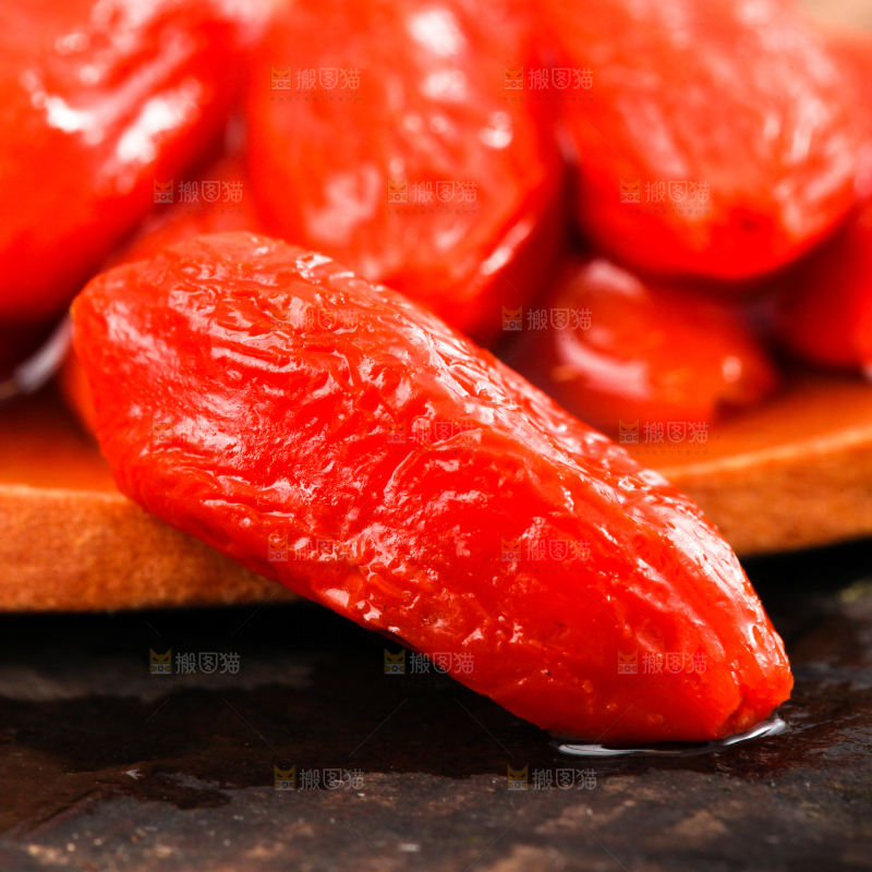 勺子上放着干枸杞