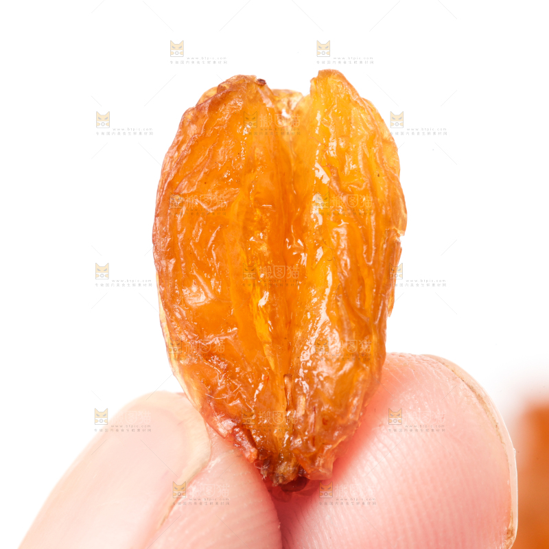 手里拿着一颗玫瑰红葡萄干