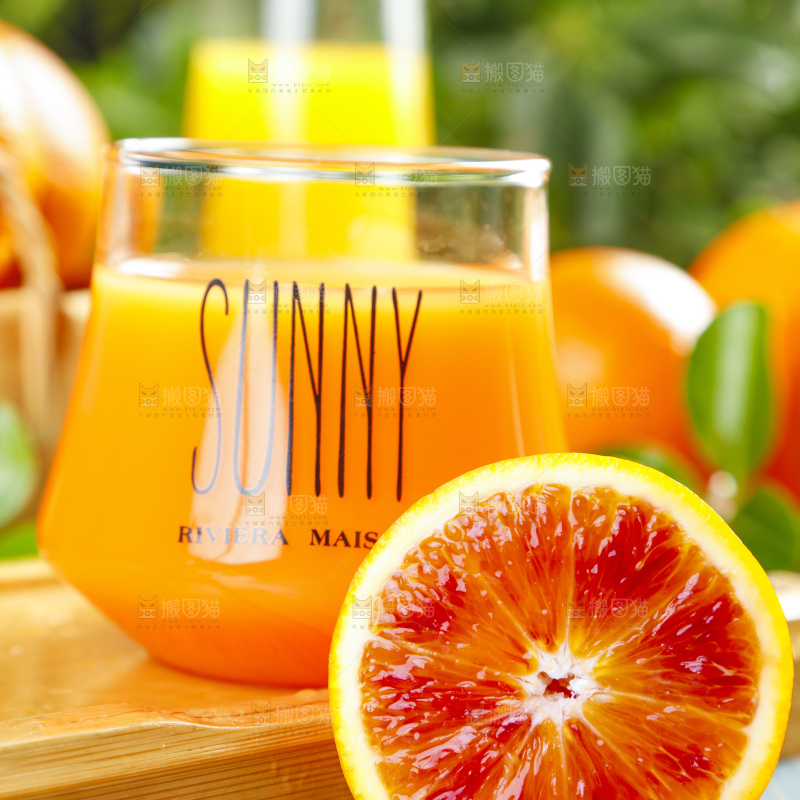 杯子里装着血橙榨的果汁