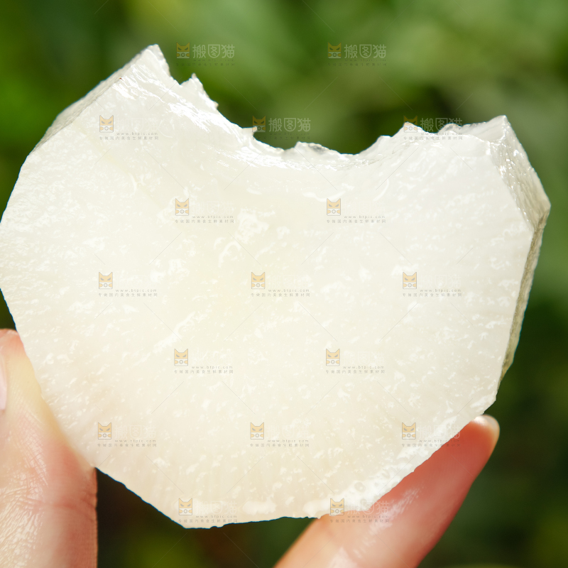 手里拿着一块白萝卜