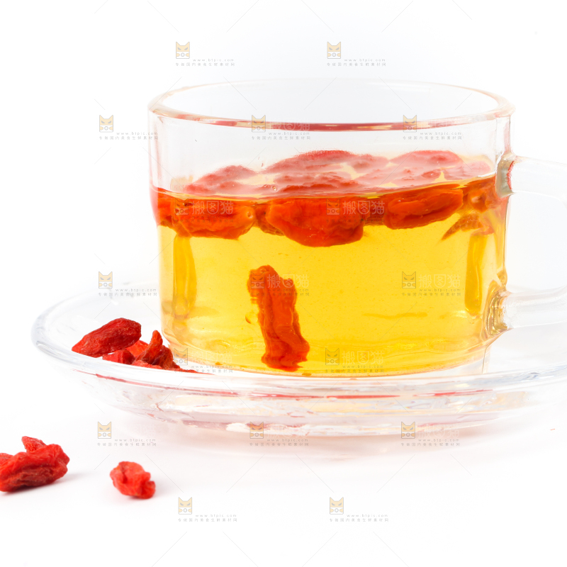 杯子里装着枸杞茶