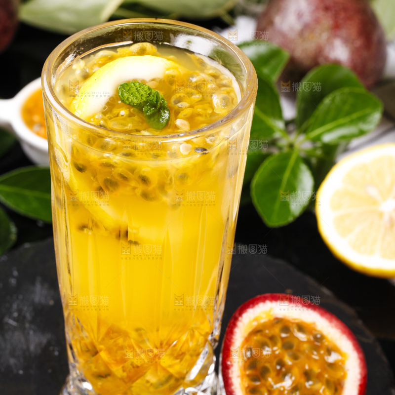 杯子里装着百香果的果汁