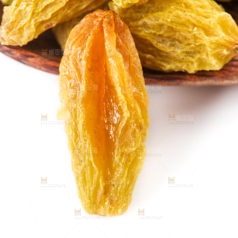 白底上放着绿葡萄干