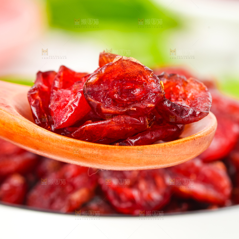 勺子上放着蔓越莓干果