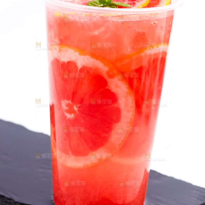 杯子里装着西柚果汁