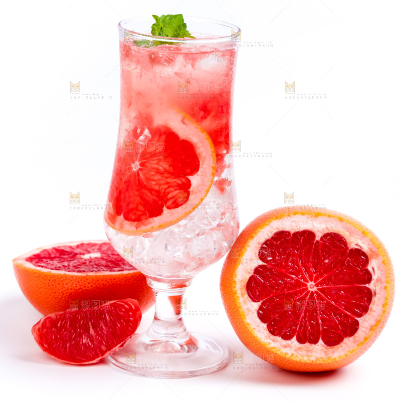 杯子里装着西柚果汁