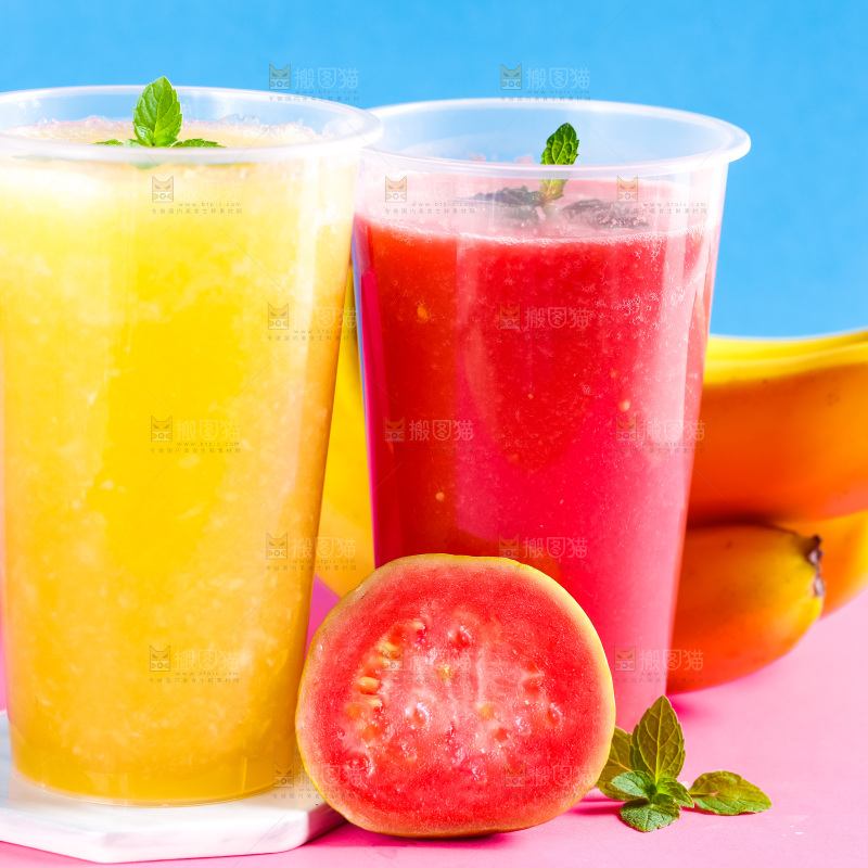 杯子里装着芭乐果汁和香蕉果汁