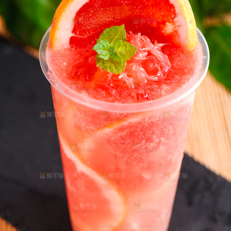 杯子里装着西柚果汁