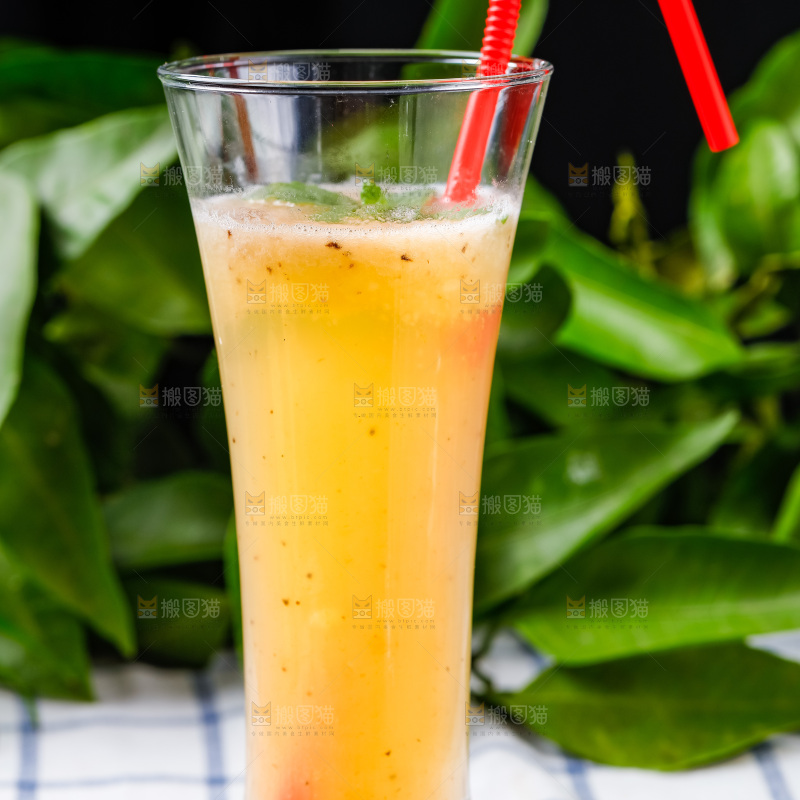 杯子里装着香蕉汁