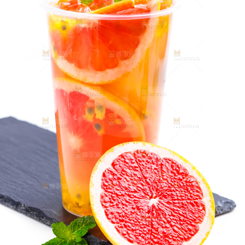 黑石板上放着一杯西柚果汁