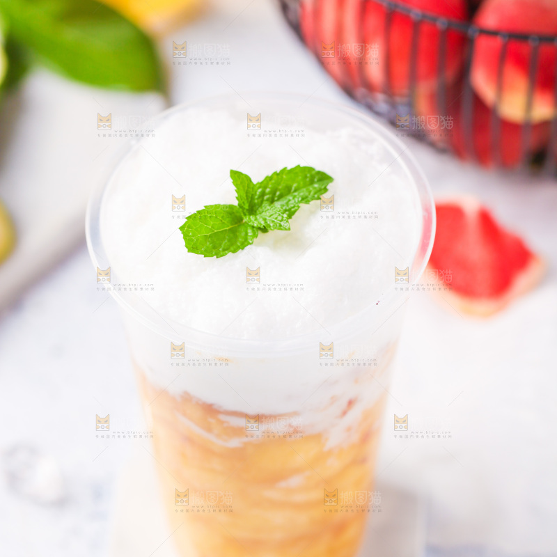 浅底上放着一杯桃子汁