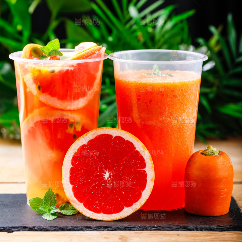 杯子里装着西柚果汁和胡萝卜果汁