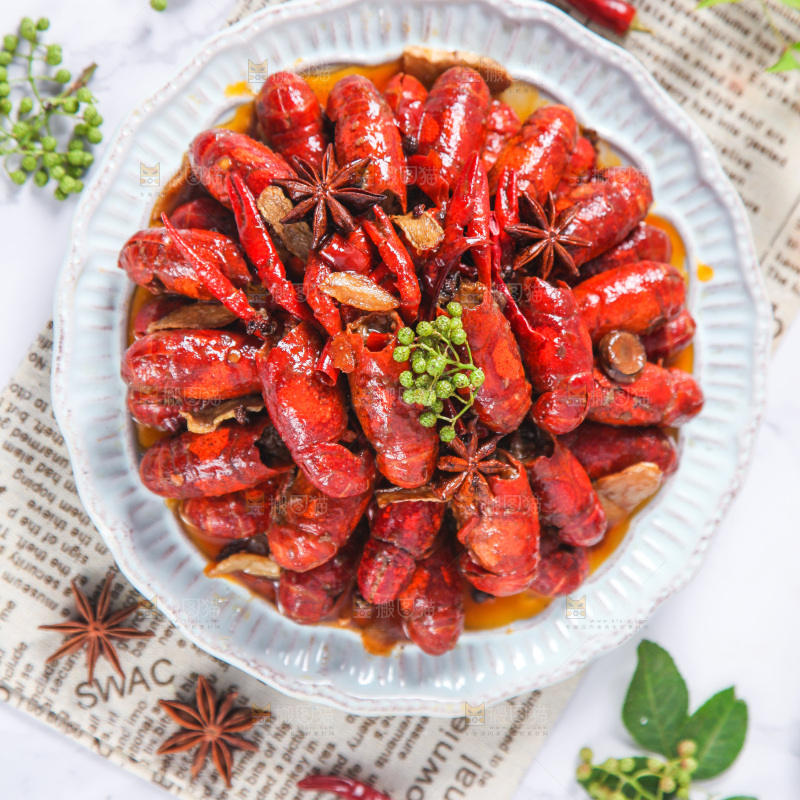 盘子里装着藤椒小龙虾