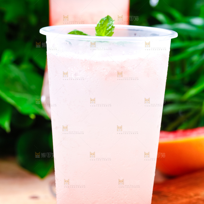 杯子里装着西柚果汁