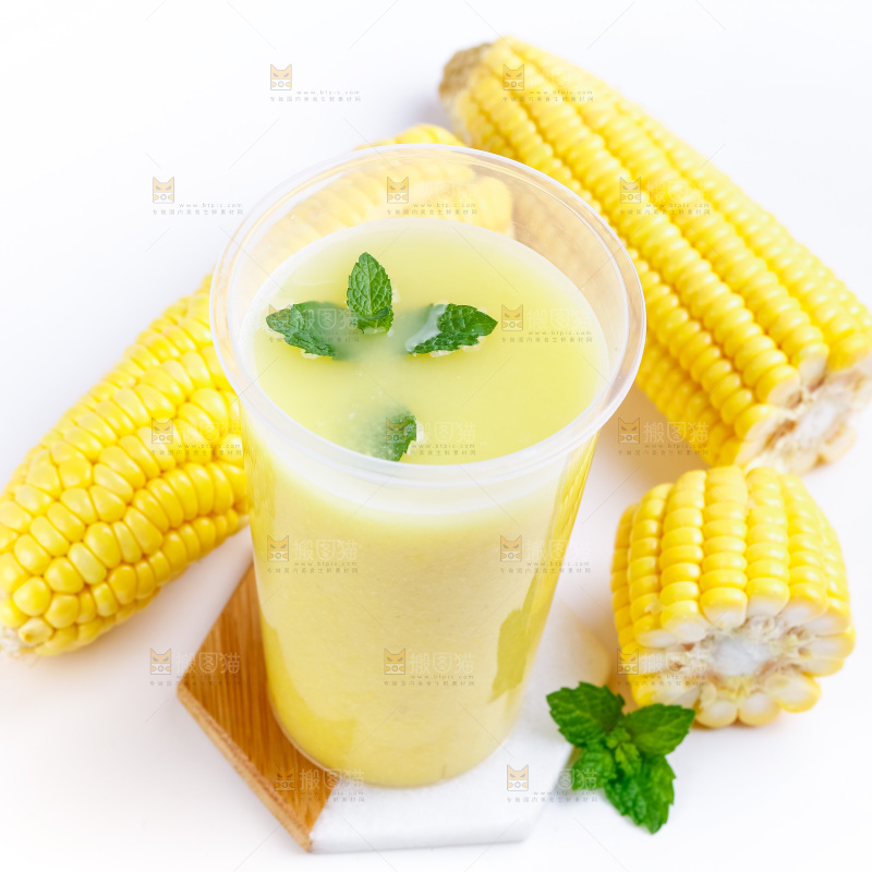 杯子里装着玉米果汁