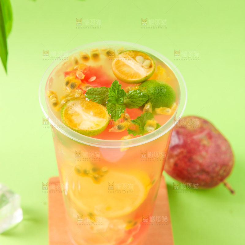 浅底上放着一杯百香果果汁