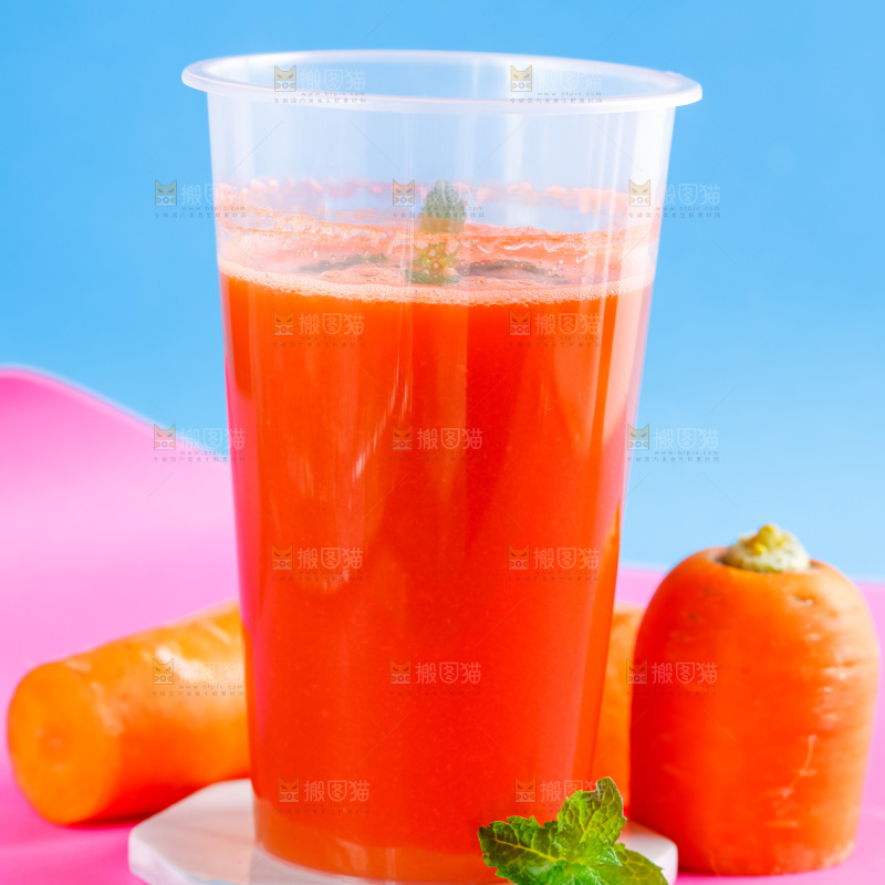 浅底上放着一杯胡萝卜果果汁