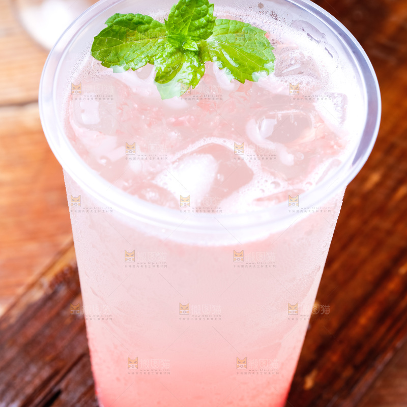 杯子里装着西柚果汁
