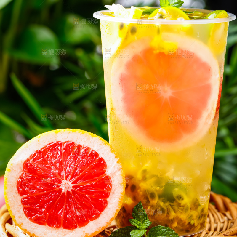 杯子里装着百香果果汁