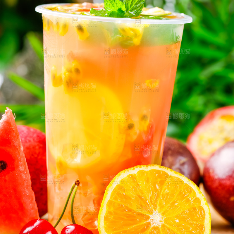 木底上放着一杯百香果果汁