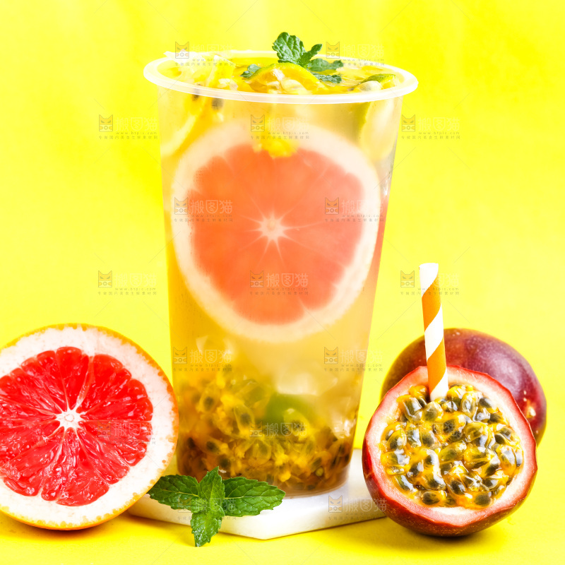 浅底上放着一杯百香果果汁