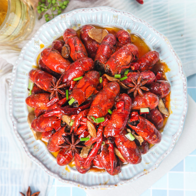 盘子里装着香辣小龙虾