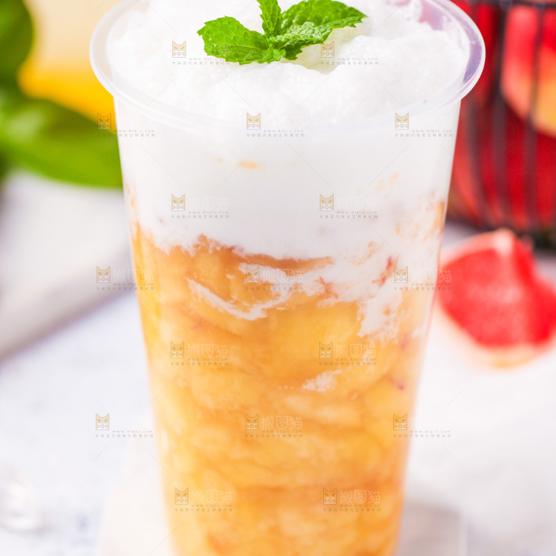 浅底上放着一杯桃子汁