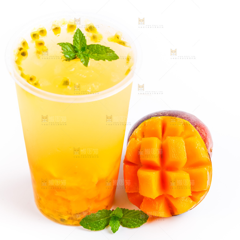 白底上放着一杯芒果果汁