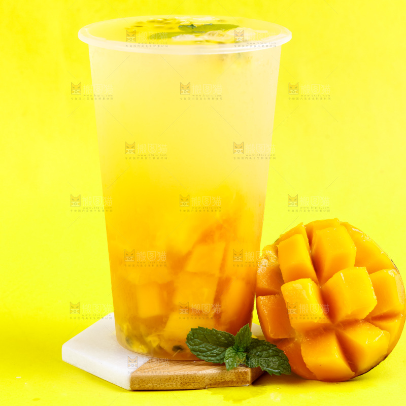 杯子里装着芒果果汁