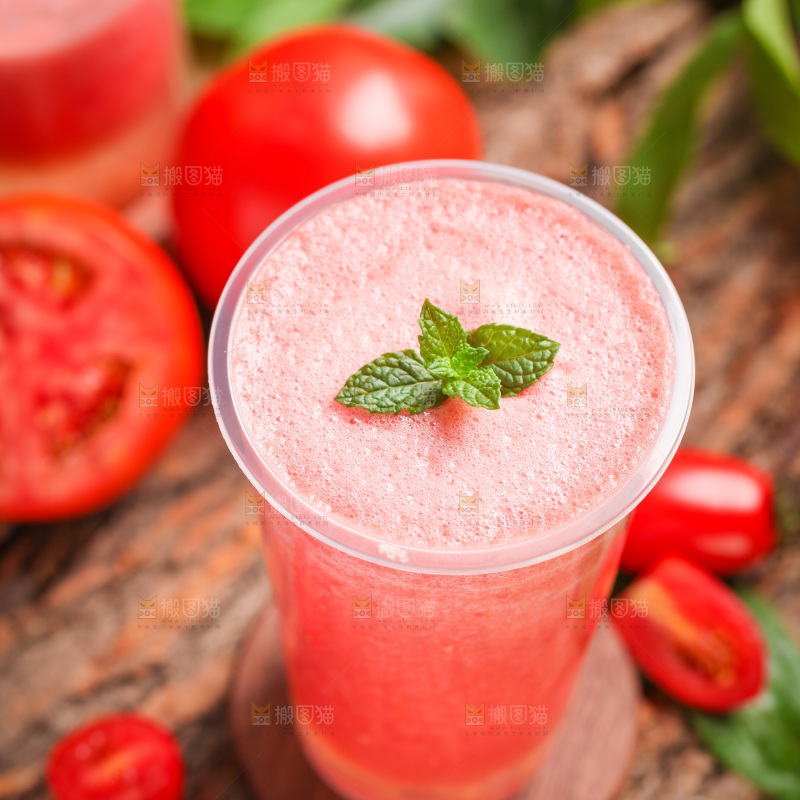木底上放着一杯番茄汁