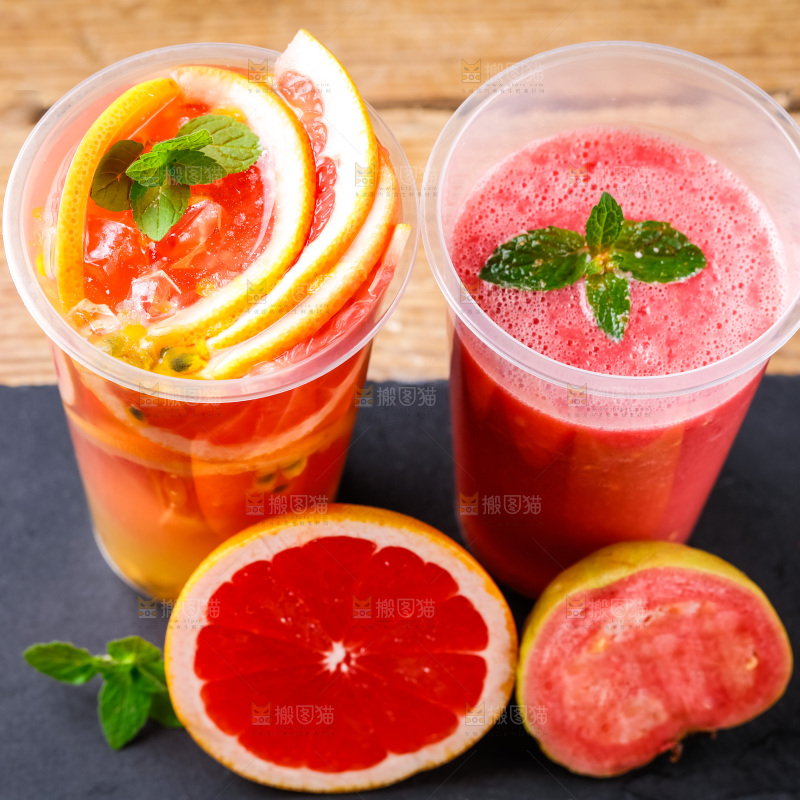 杯子里装着芭乐果汁和西柚果汁