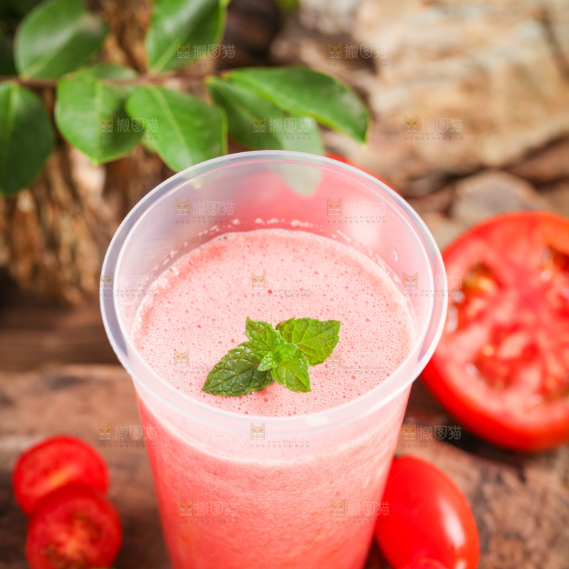 木底上放着一杯番茄汁