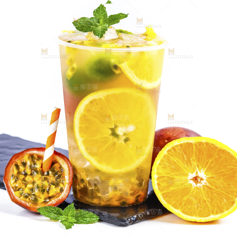 黑石板上放着一杯百香果果汁