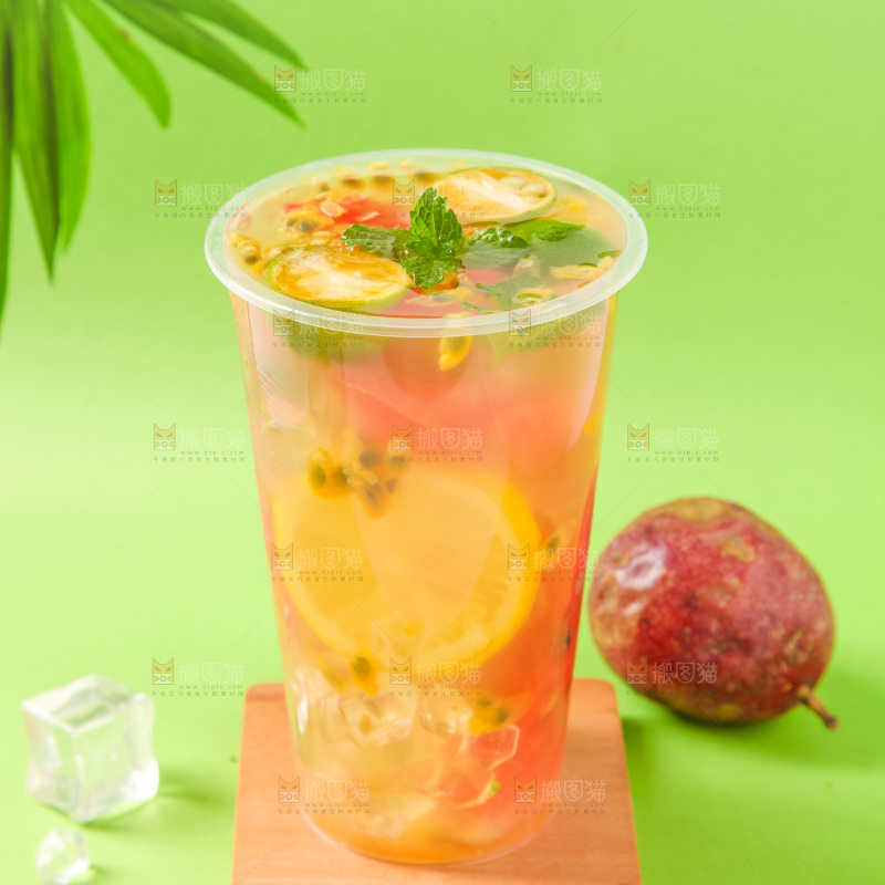 浅底上放着一杯百香果果汁
