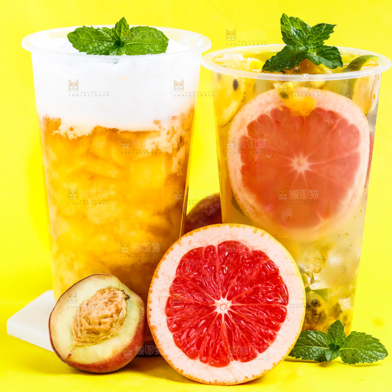 杯子里装着桃子汁和西柚汁