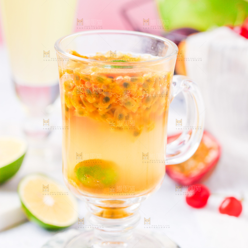 浅底上放着一杯百香果果汁
