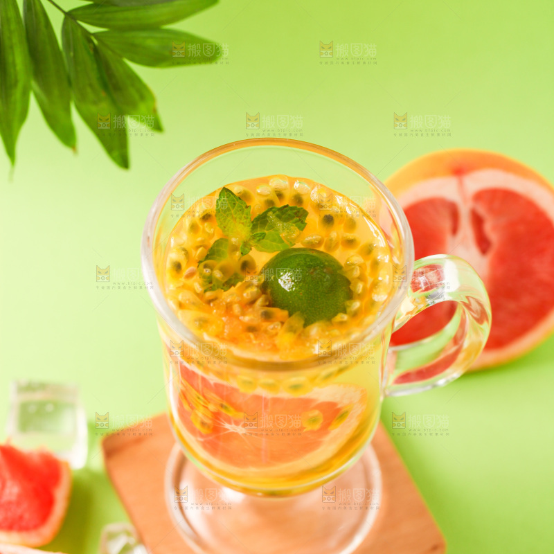 浅底上摆放着一杯西柚百香果汁