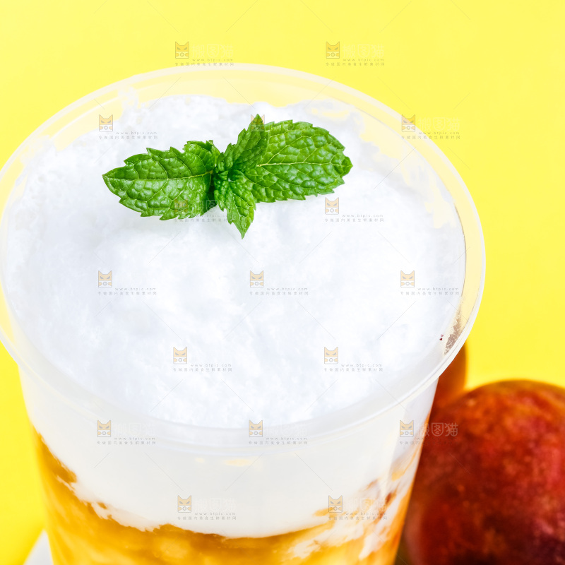 杯子里装着桃子果汁