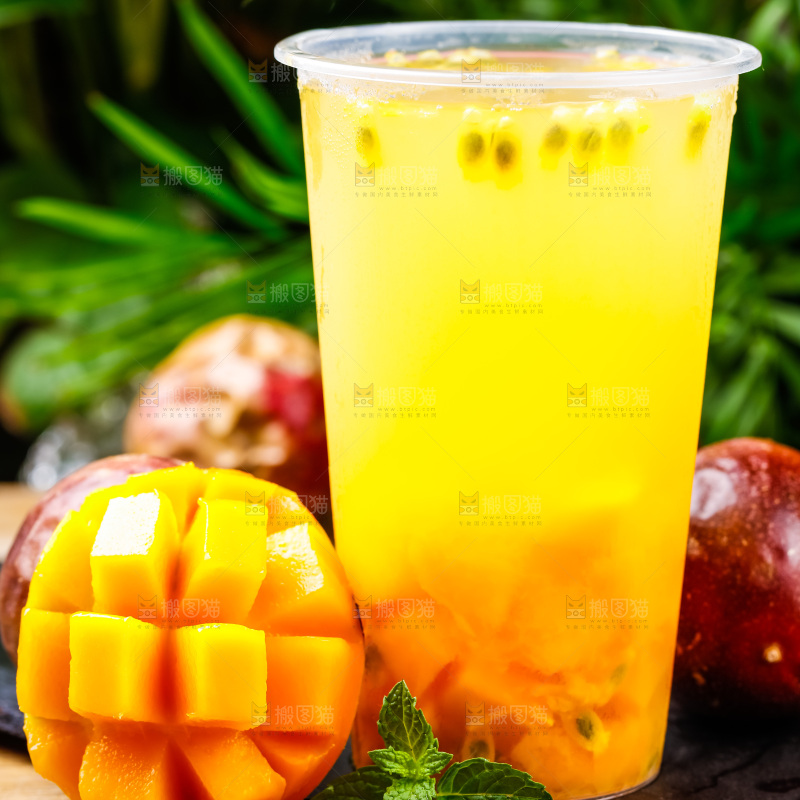 杯子里装着芒果汁