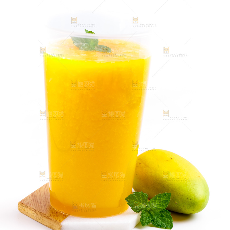 杯子里装着芒果果汁