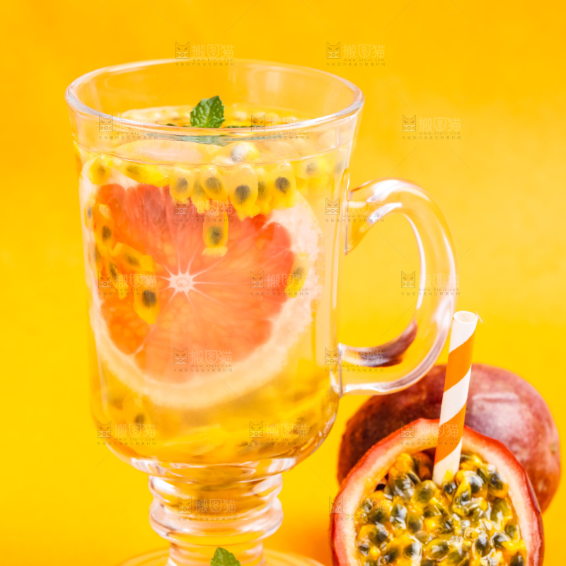 浅底上摆放着一杯百香果汁