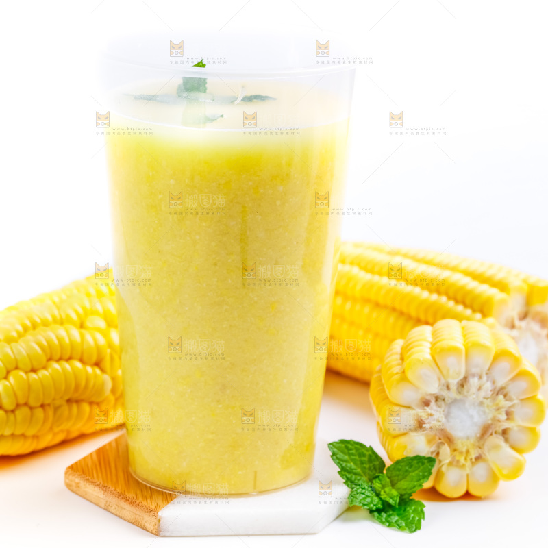 杯子里装着玉米果汁
