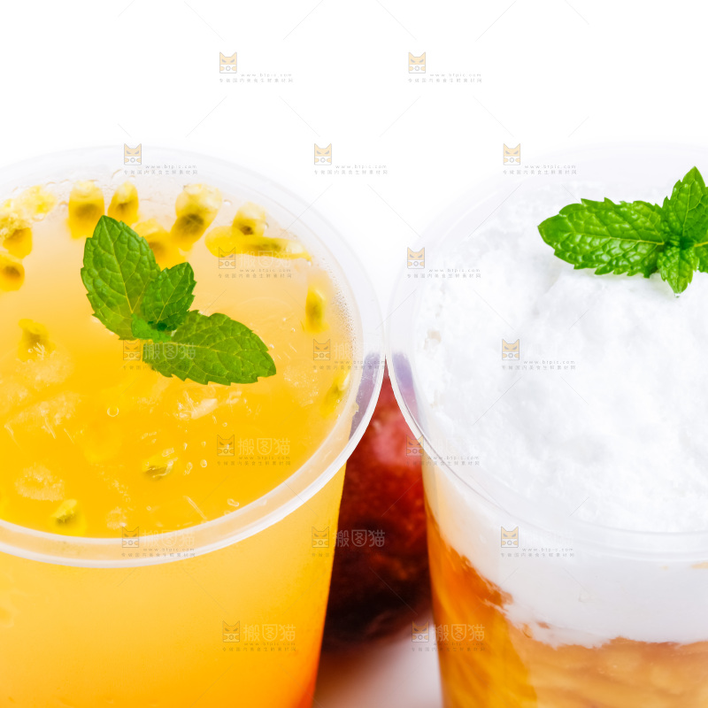 杯子里装着百香果汁和桃子汁