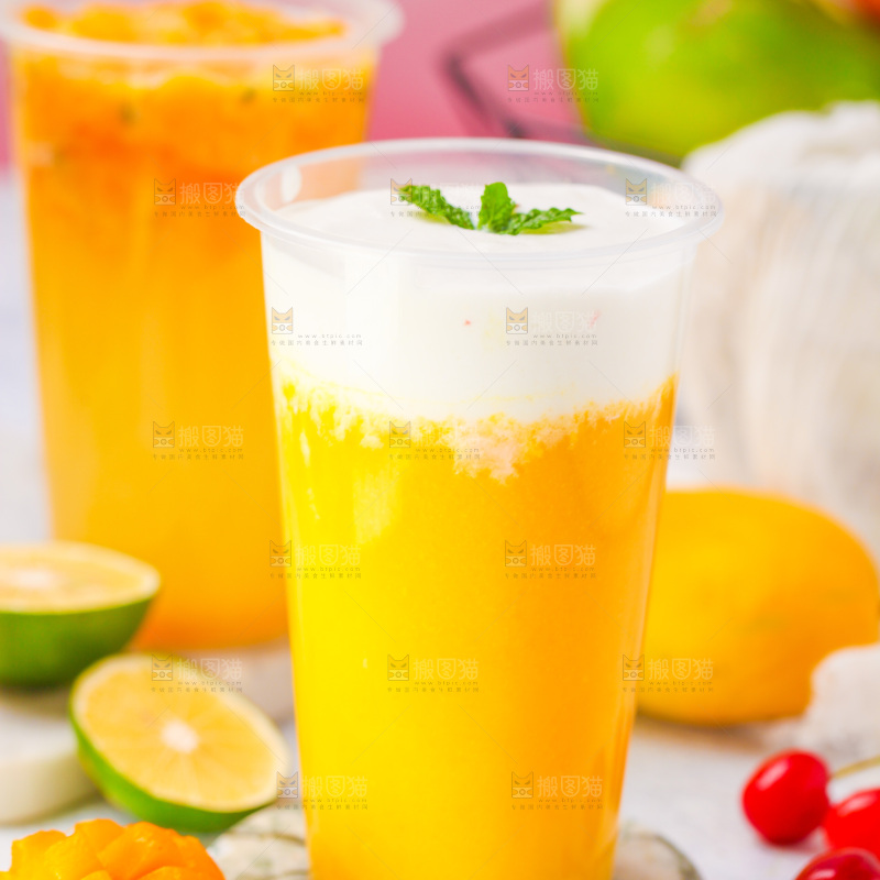 浅底上摆放着一杯芒果果汁