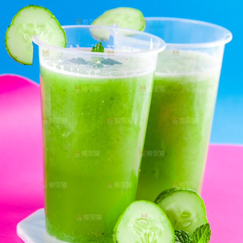 杯子里装着黄瓜果汁