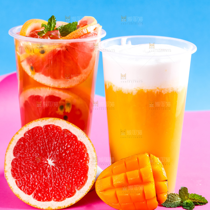 杯子里装着西柚果汁和芒果果汁